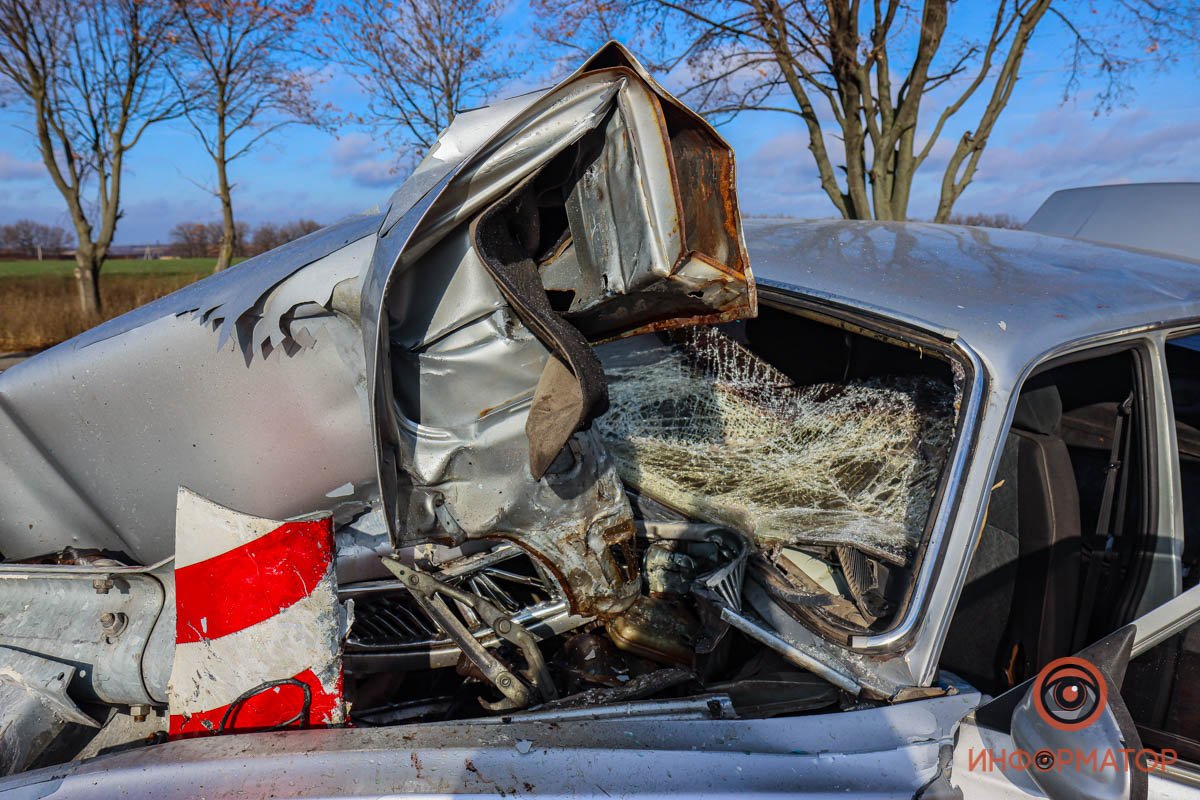 На трассе Днепр-Кривой Рог «Волга» влетела в ограждение: пострадал водитель 4