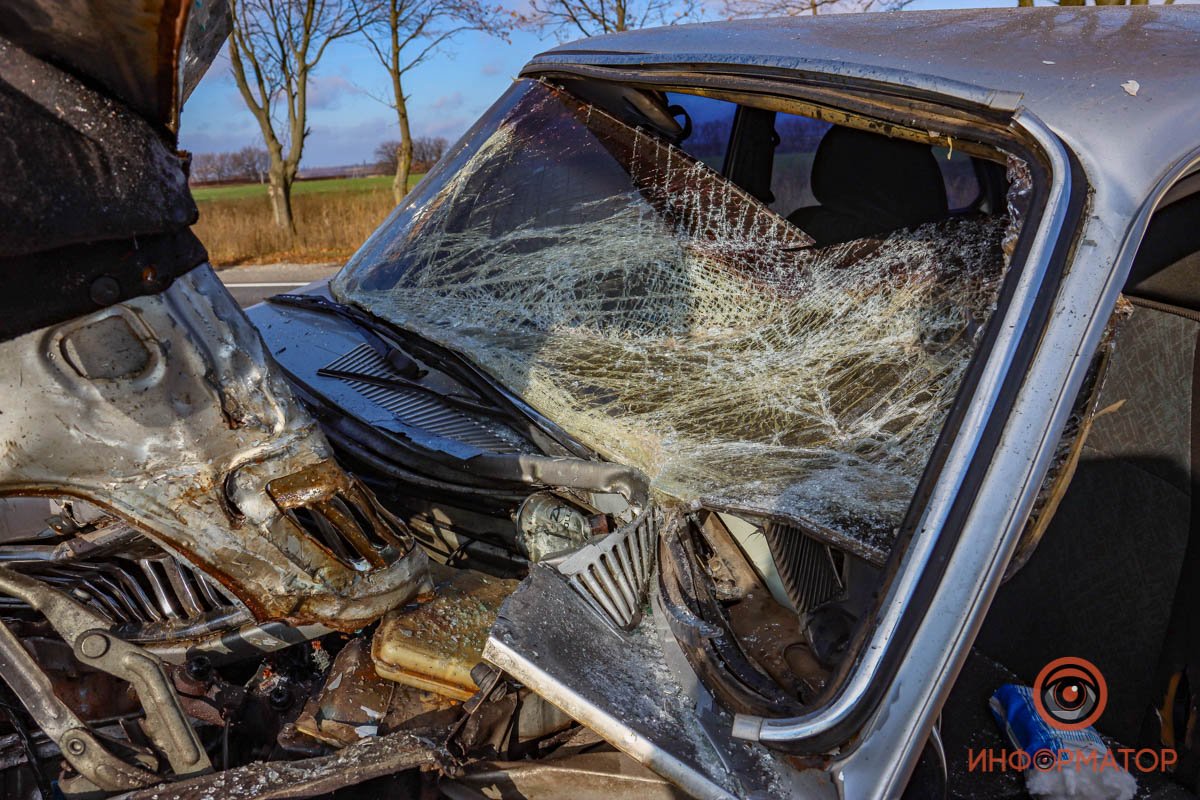 На трассе Днепр-Кривой Рог «Волга» влетела в ограждение: пострадал водитель 5