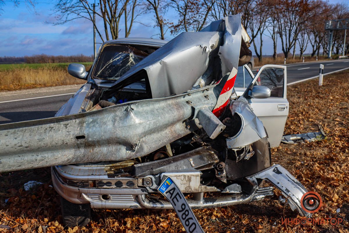 На трассе Днепр-Кривой Рог «Волга» влетела в ограждение: пострадал водитель 6