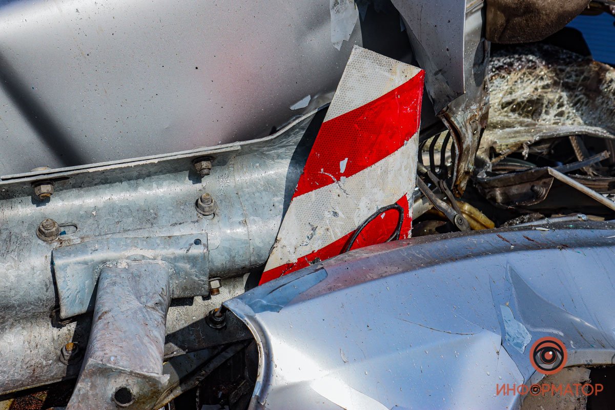 На трассе Днепр-Кривой Рог «Волга» влетела в ограждение: пострадал водитель 7