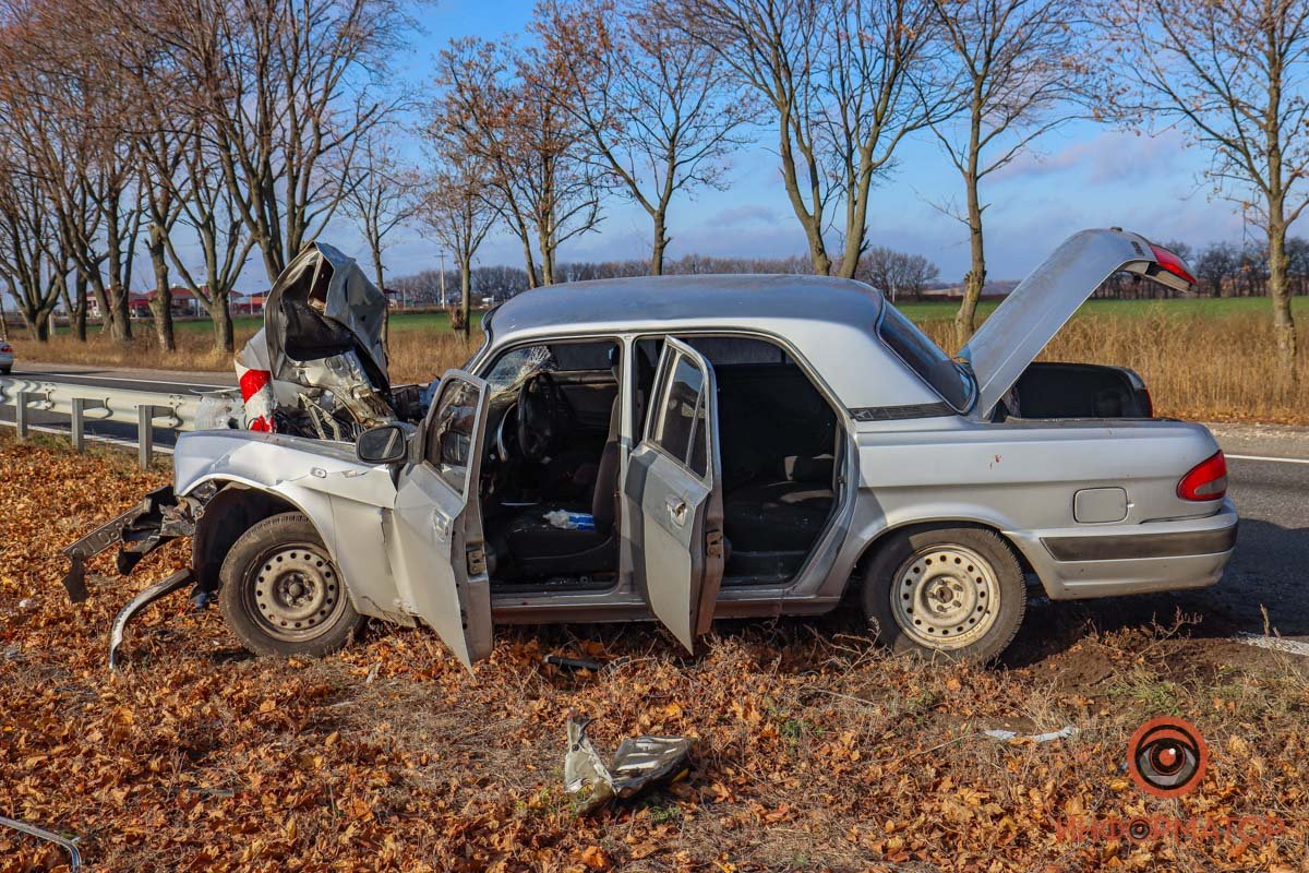 На трассе Днепр-Кривой Рог «Волга» влетела в ограждение: пострадал водитель 8