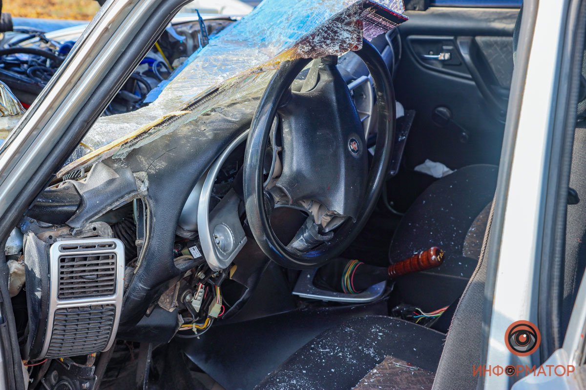 На трассе Днепр-Кривой Рог «Волга» влетела в ограждение: пострадал водитель 9