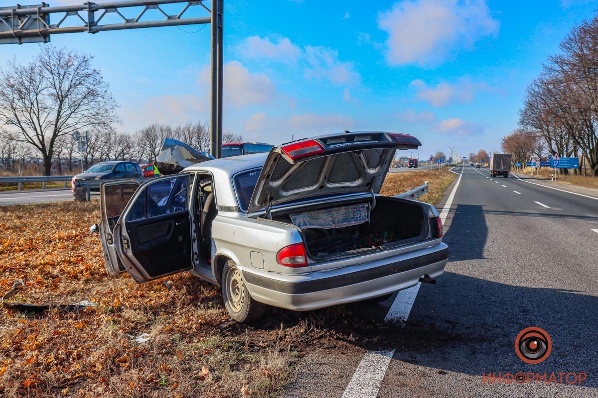 На трассе Днепр-Кривой Рог «Волга» влетела в ограждение: пострадал водитель 11