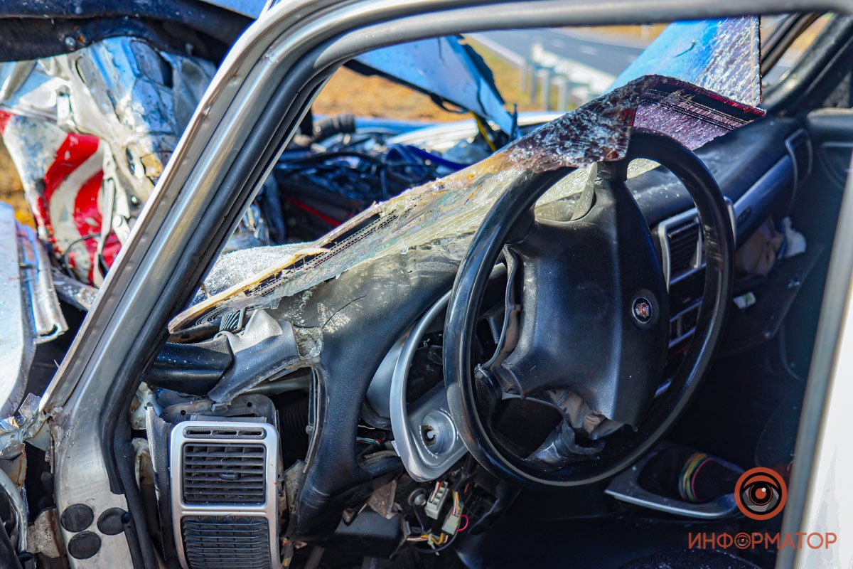 На трассе Днепр-Кривой Рог «Волга» влетела в ограждение: пострадал водитель 12