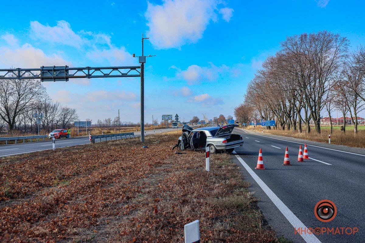 На трассе Днепр-Кривой Рог «Волга» влетела в ограждение: пострадал водитель 14