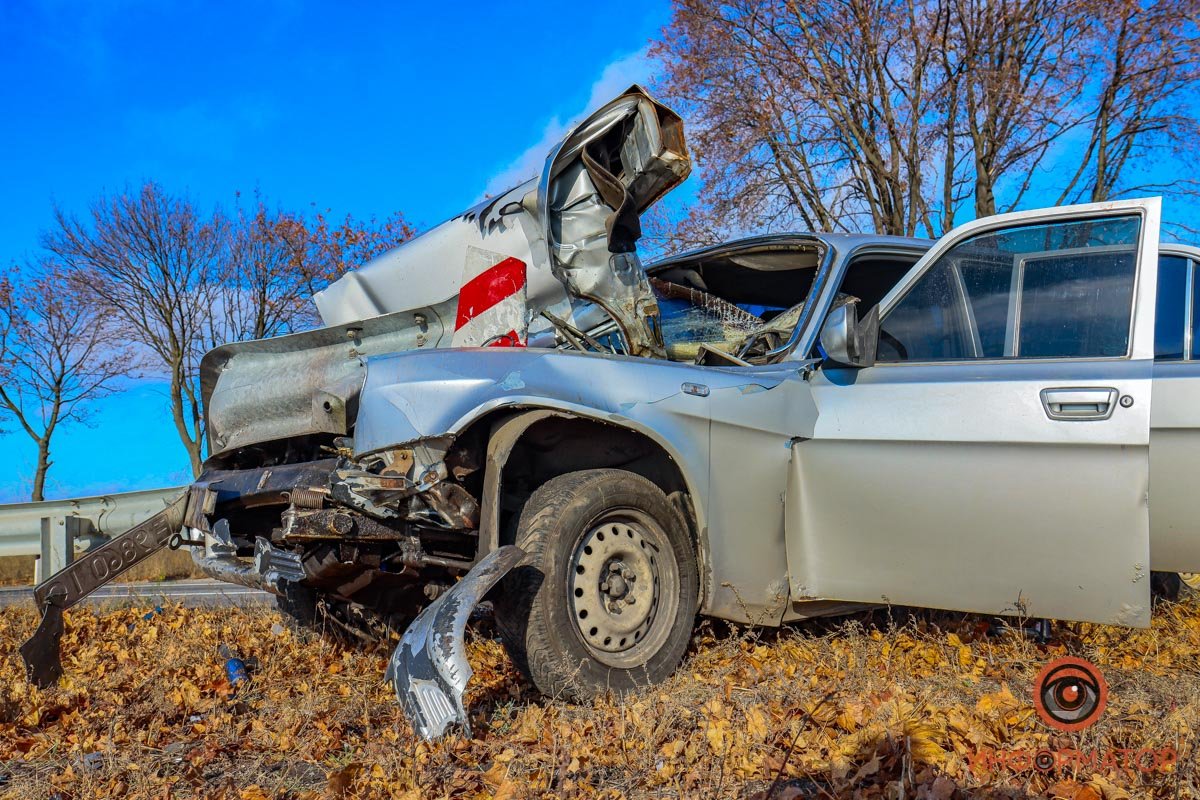 На трассе Днепр-Кривой Рог «Волга» влетела в ограждение: пострадал водитель 15