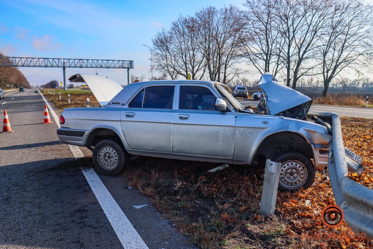 На трассе Днепр-Кривой Рог «Волга» влетела в ограждение: пострадал водитель 16