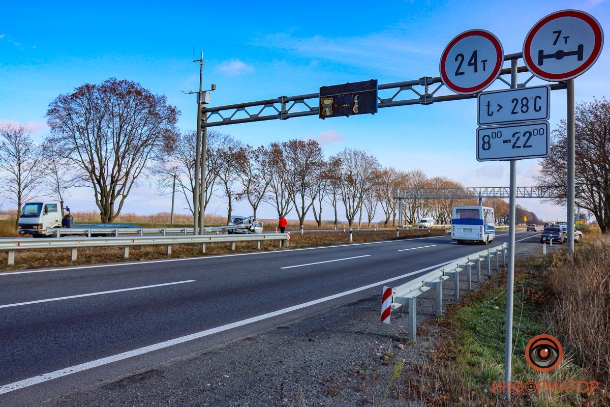 На трассе Днепр-Кривой Рог «Волга» влетела в ограждение: пострадал водитель 17