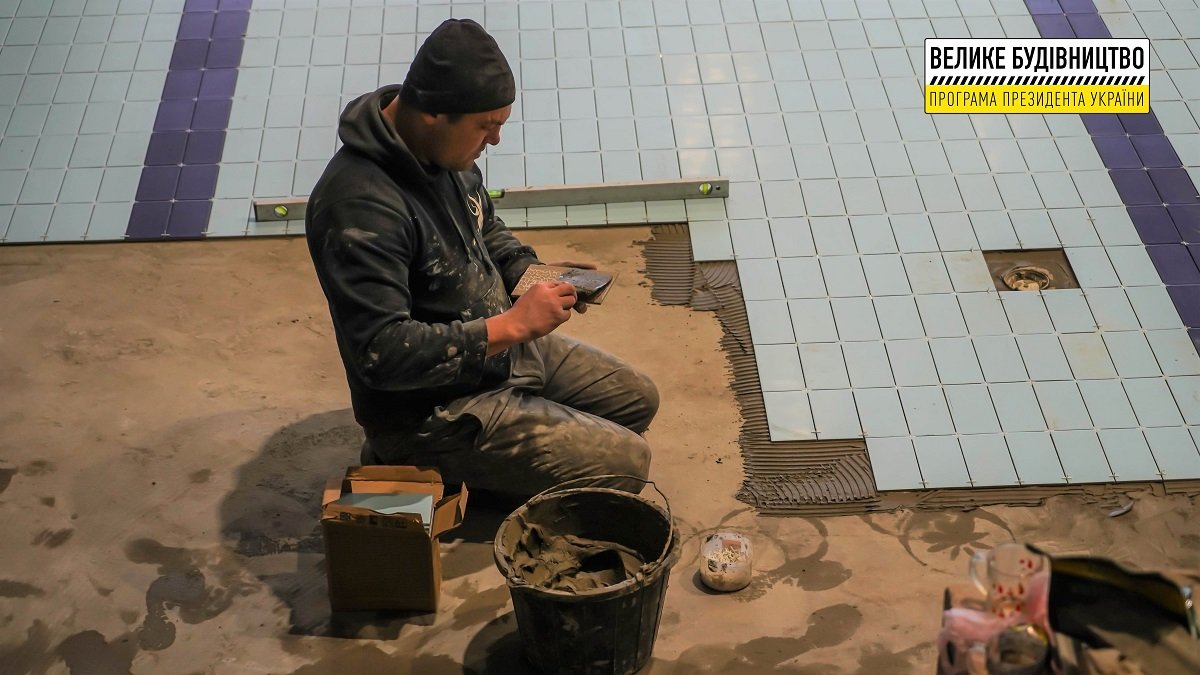 В Слобожанском заканчивают строить "с нуля" бассейн 3