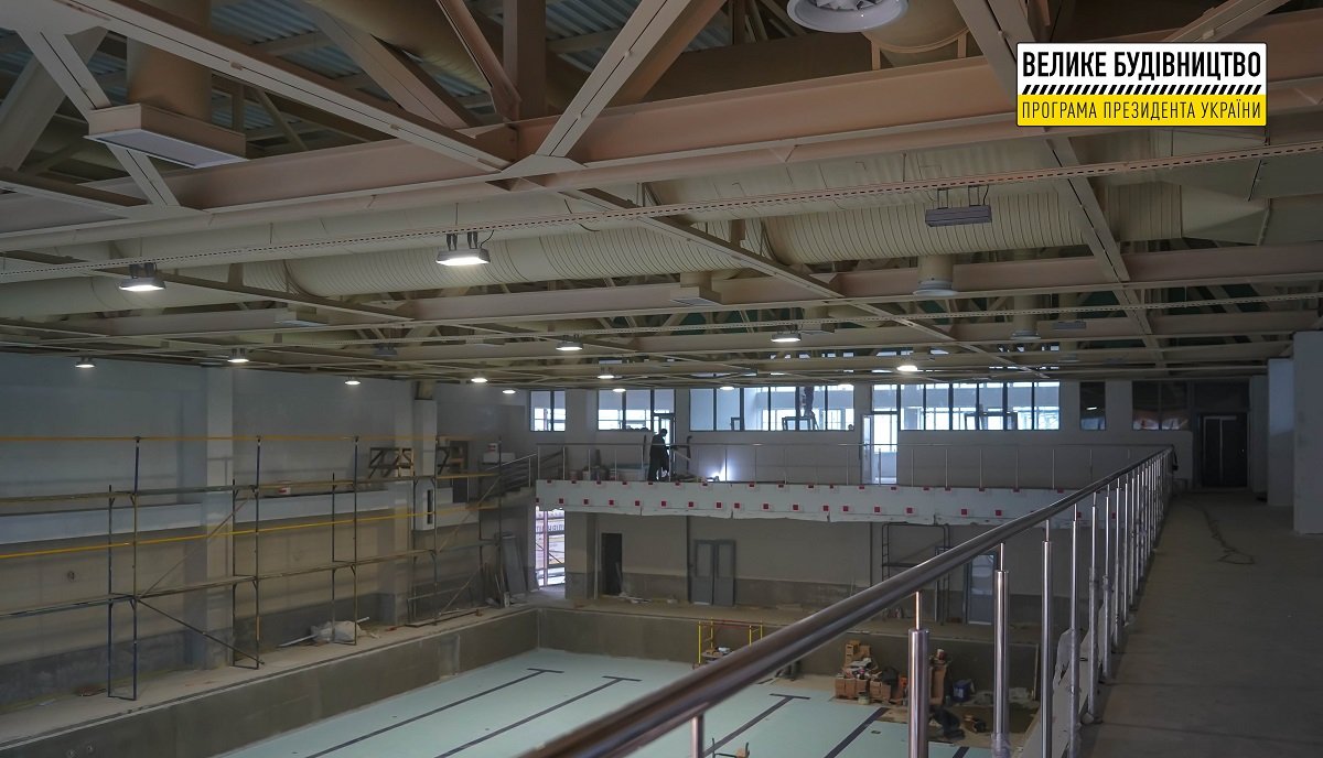 В Слобожанском заканчивают строить "с нуля" бассейн 4