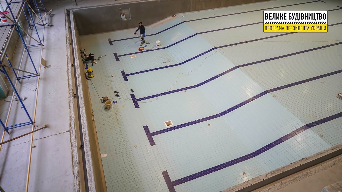 В Слобожанском заканчивают строить "с нуля" бассейн 8