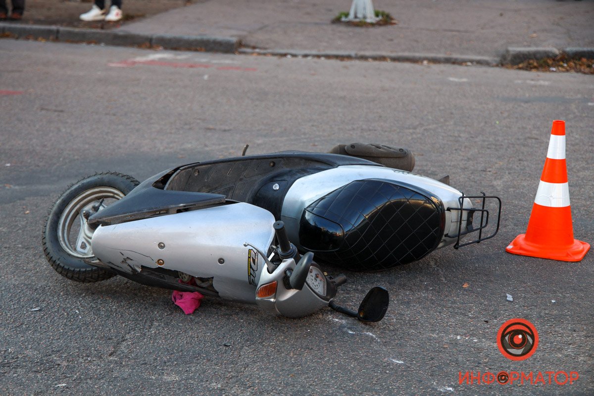 Здесь столкнулись скутерист службы доставки Glovo и автомобиль Honda Здесь столкнулись скутерист службы доставки Glovo и автомобиль Honda