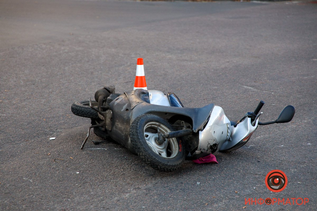В какой-то момент скутерист резко повернул, не подав никаких сигналов, и в результате столкнулся с машиной В какой-то момент скутерист резко повернул, не подав никаких сигналов, и в результате столкнулся с машиной