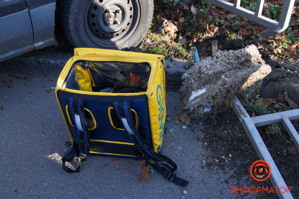 Водитель машины вывернул руль, чтобы избежать удара, и врезался в забор Водитель машины вывернул руль, чтобы избежать удара, и врезался в забор