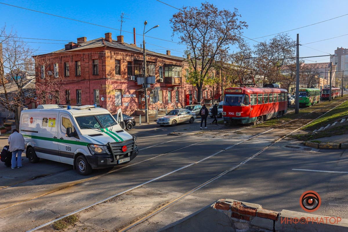 Трамваи стоят: в Днепре на Святослава Храброго столкнулись инкассаторская машина и Mazda 2