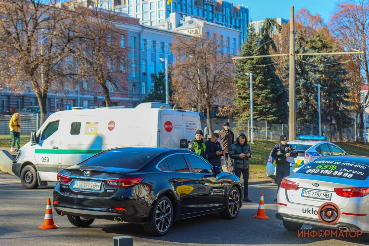 Трамваи стоят: в Днепре на Святослава Храброго столкнулись инкассаторская машина и Mazda 5