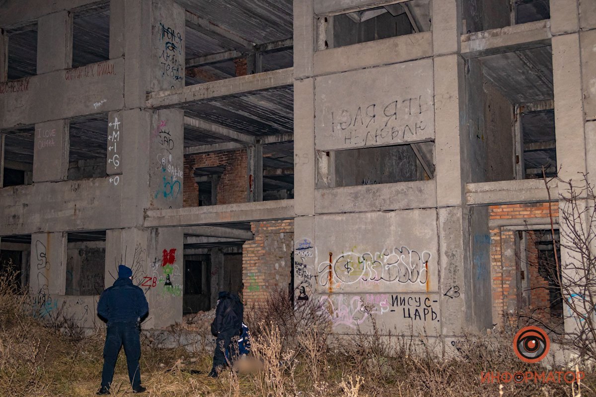 В Днепре на Данила Нечая 23-летний парень сорвался с заброшенного здания на глазах у детей 11