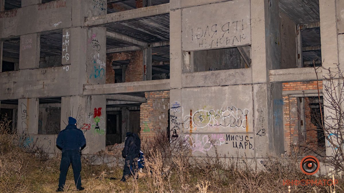 В Днепре на Данила Нечая 23-летний парень сорвался с заброшенного здания на глазах у детей 17