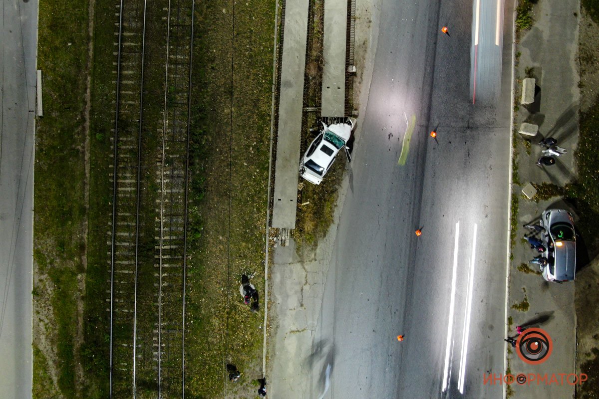 Автомобиль Opel Omega врезался в бетонную конструкцию