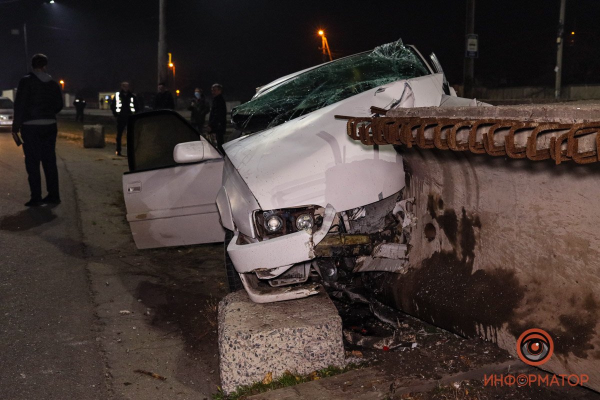 Водитель рассказал, что он ехал в левой полосе, а рядом с ним шел на опережение другой автомобиль