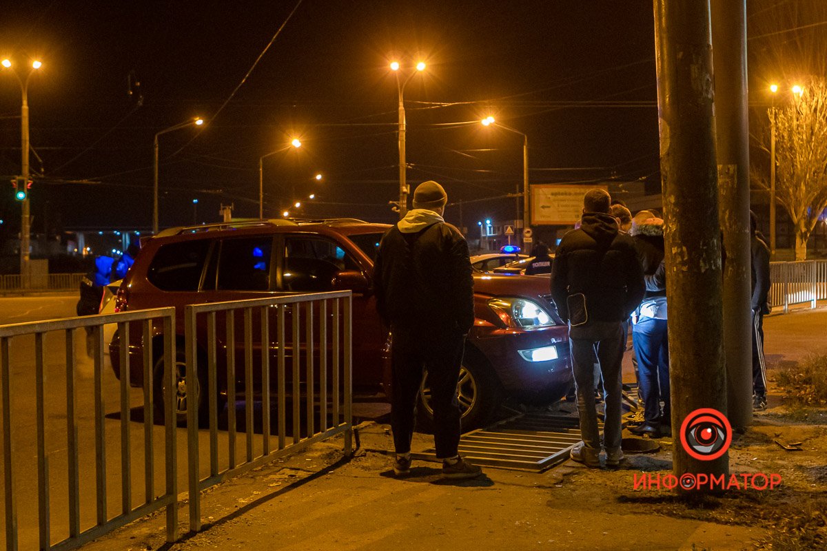 Рядом с местом случившегося собралась толпа, но полиция контролирует ситуацию 