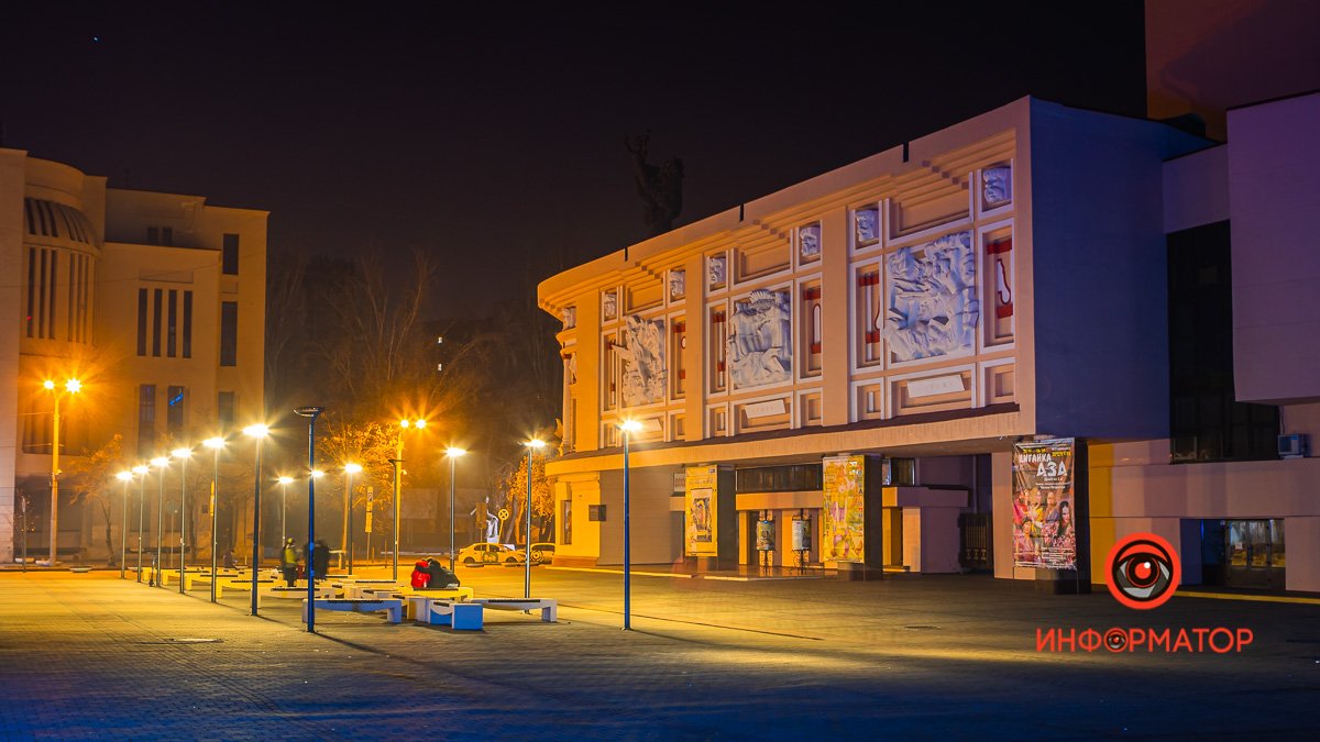 Ночь, улица, фонарь, театр: как в Днепре ночью выглядит театр имени Тараса Шевченко