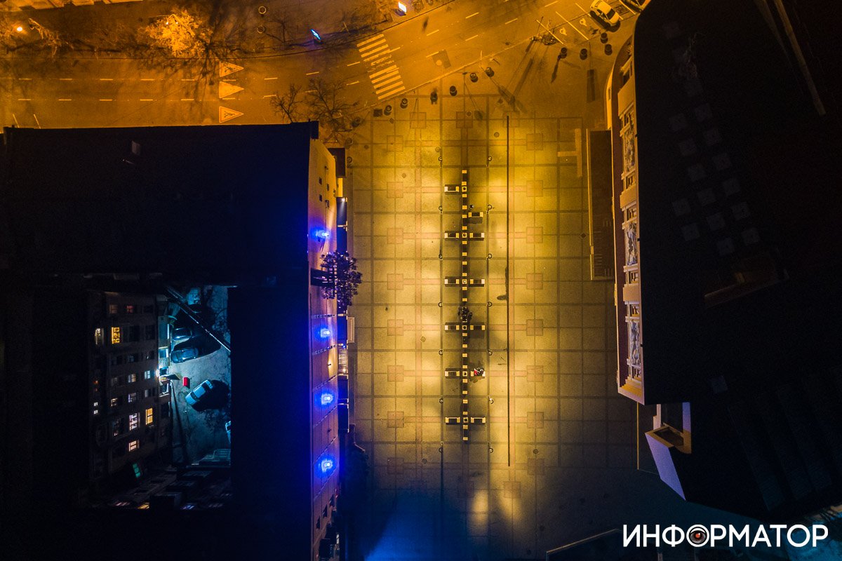 И тут начинает звучать музыка из тетриса И тут начинает звучать музыка из тетриса