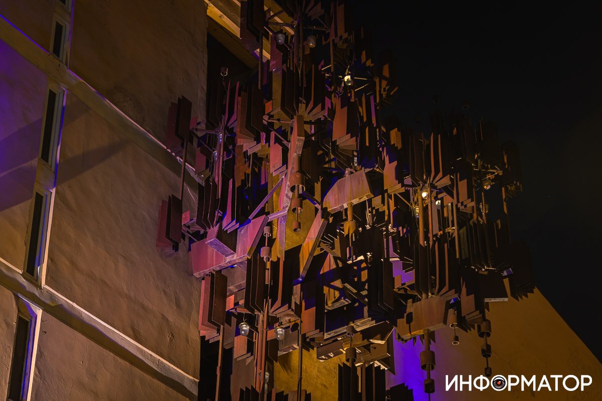 Только наш город может совместить в себе футуризм и ретро Только наш город может совместить в себе футуризм и ретро