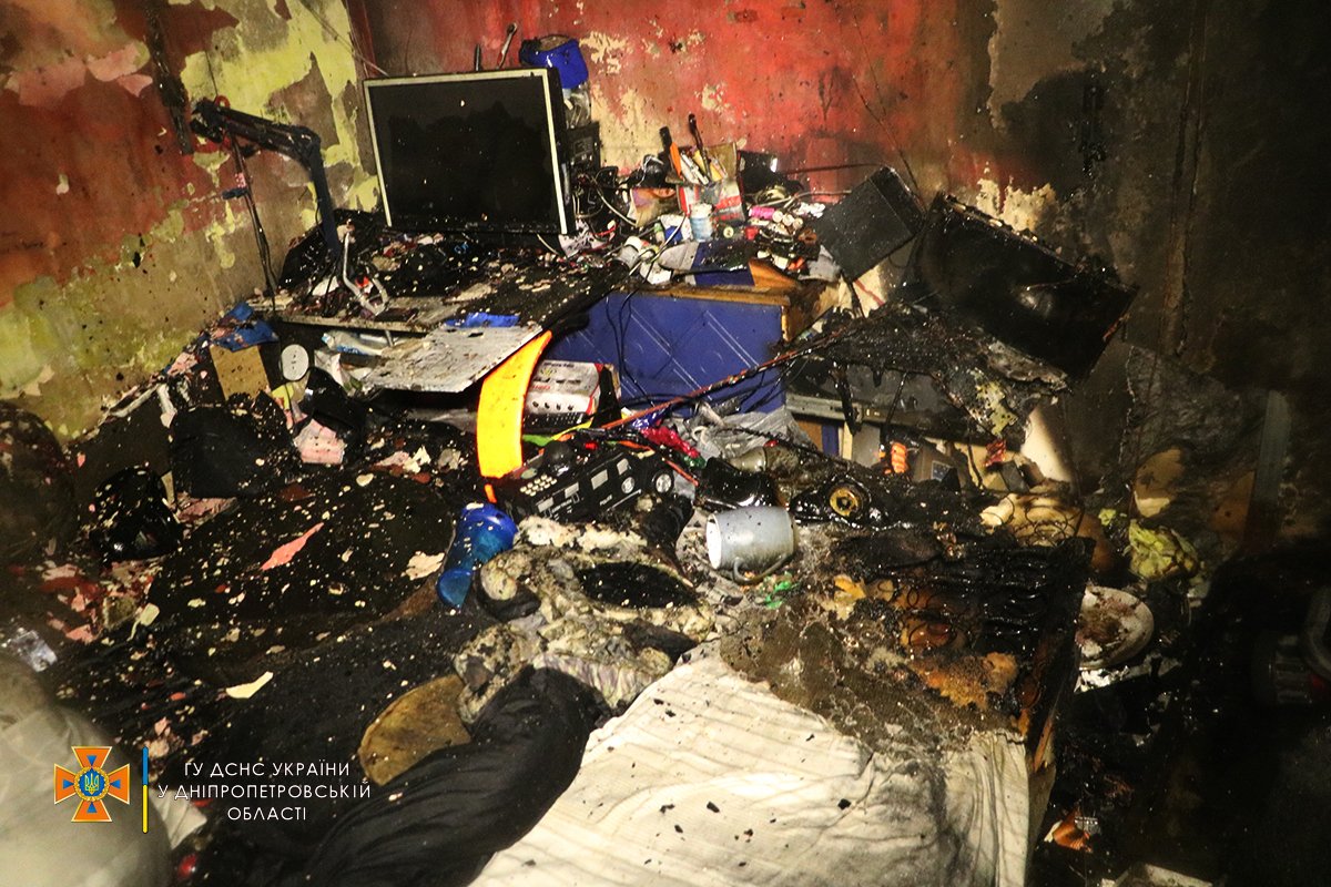 Огонь повредил имущество и стены Огонь повредил имущество и стены