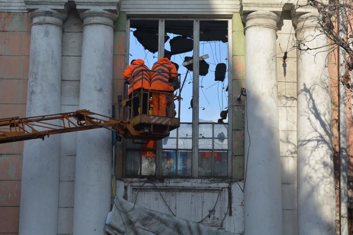 Коммунальщики проводят демонтаж