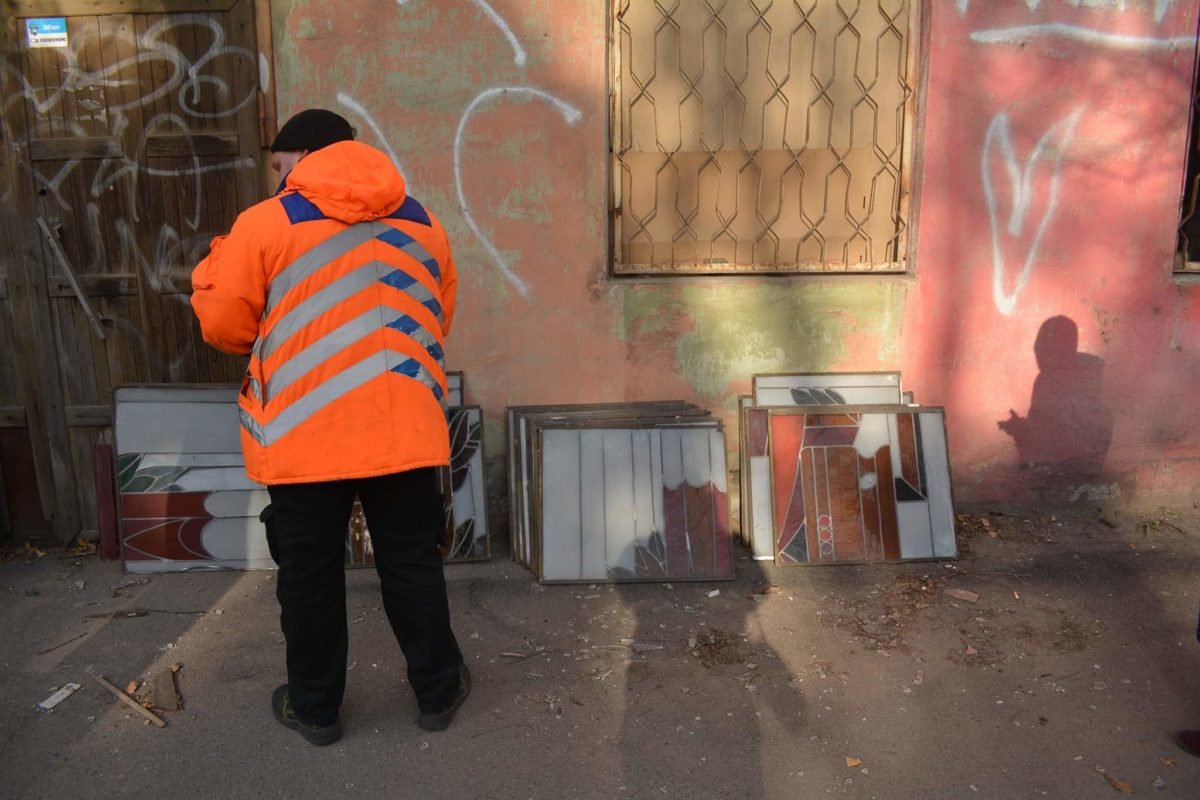 Каждая секция размером 50х50 сантиметров и общей массой более 200 килограмм.