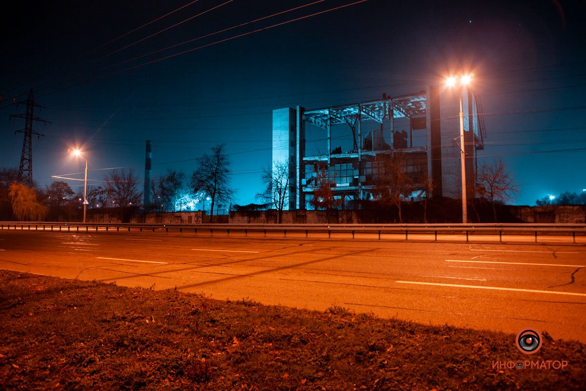 Его демонтируют путем взрыва из-за близости высоковольтных линий Его демонтируют путем взрыва из-за близости высоковольтных линий