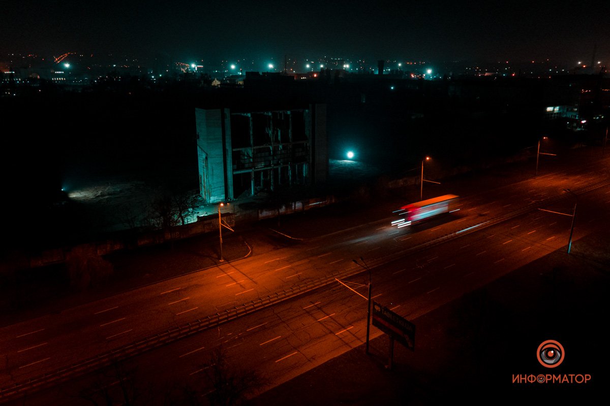 Жителей, которые пришли посмотреть на взрыв отвели на безопасное расстояние Жителей, которые пришли посмотреть на взрыв отвели на безопасное расстояние