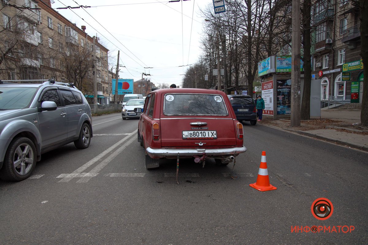 ВАЗ стоит посреди проезжей части ВАЗ стоит посреди проезжей части