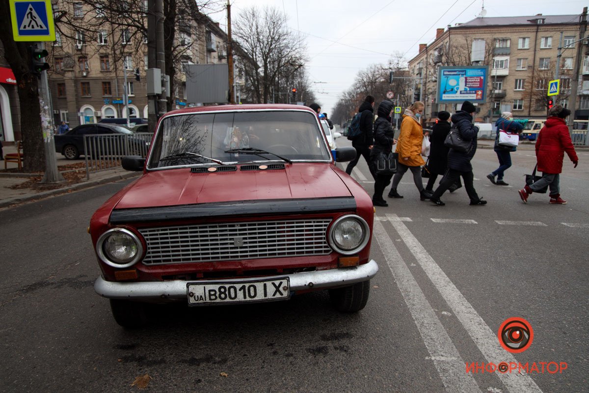 Машины объезжают по левой и право сторонам, движение не затруднено Машины объезжают по левой и право сторонам, движение не затруднено