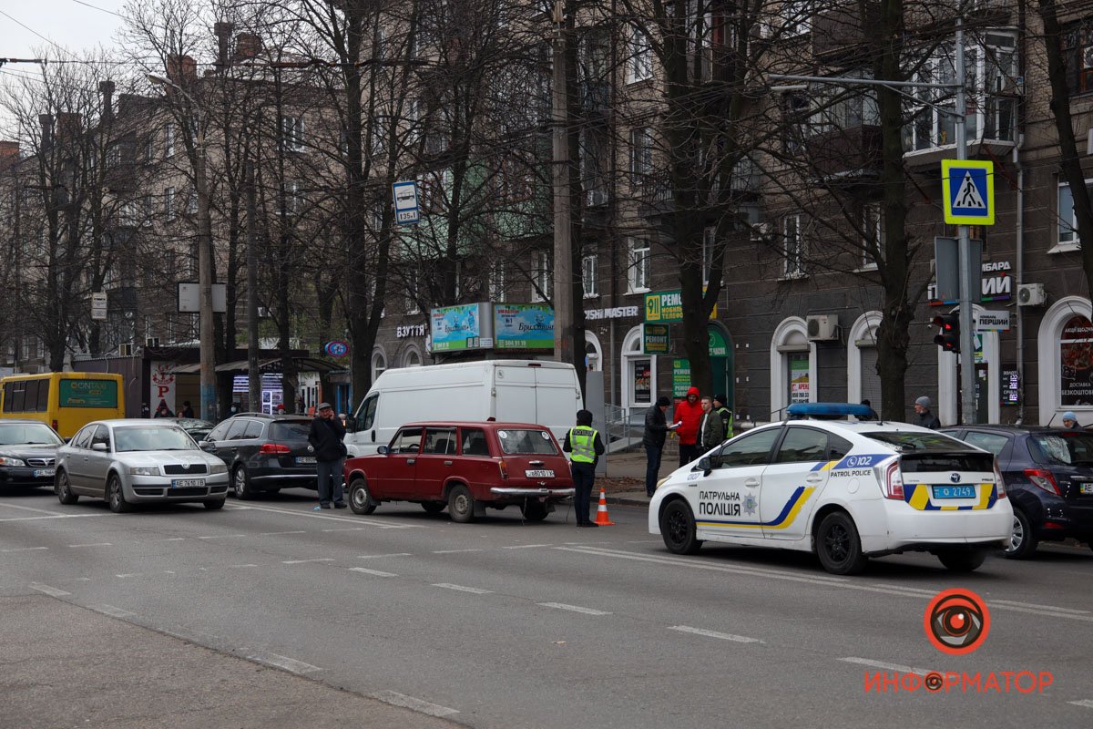 На месте работает патрульная полиция и следователь по ДТП На месте работает патрульная полиция и следователь по ДТП