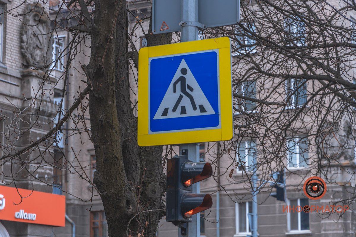 Девушка переходила по пешеходному переходу в районе проспекта Поля Девушка переходила по пешеходному переходу в районе проспекта Поля