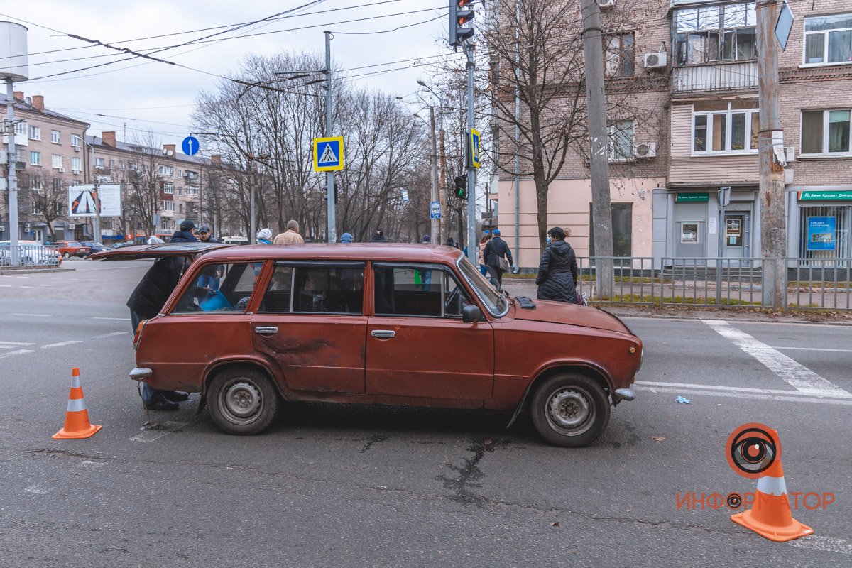 ВАЗ двигался по улице Титова и сбил пострадавшую ВАЗ двигался по улице Титова и сбил пострадавшую