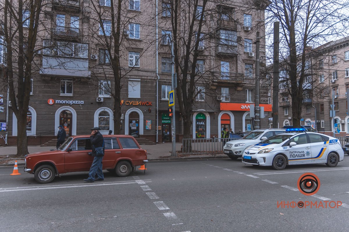 Водитель находится возле своей машины Водитель находится возле своей машины