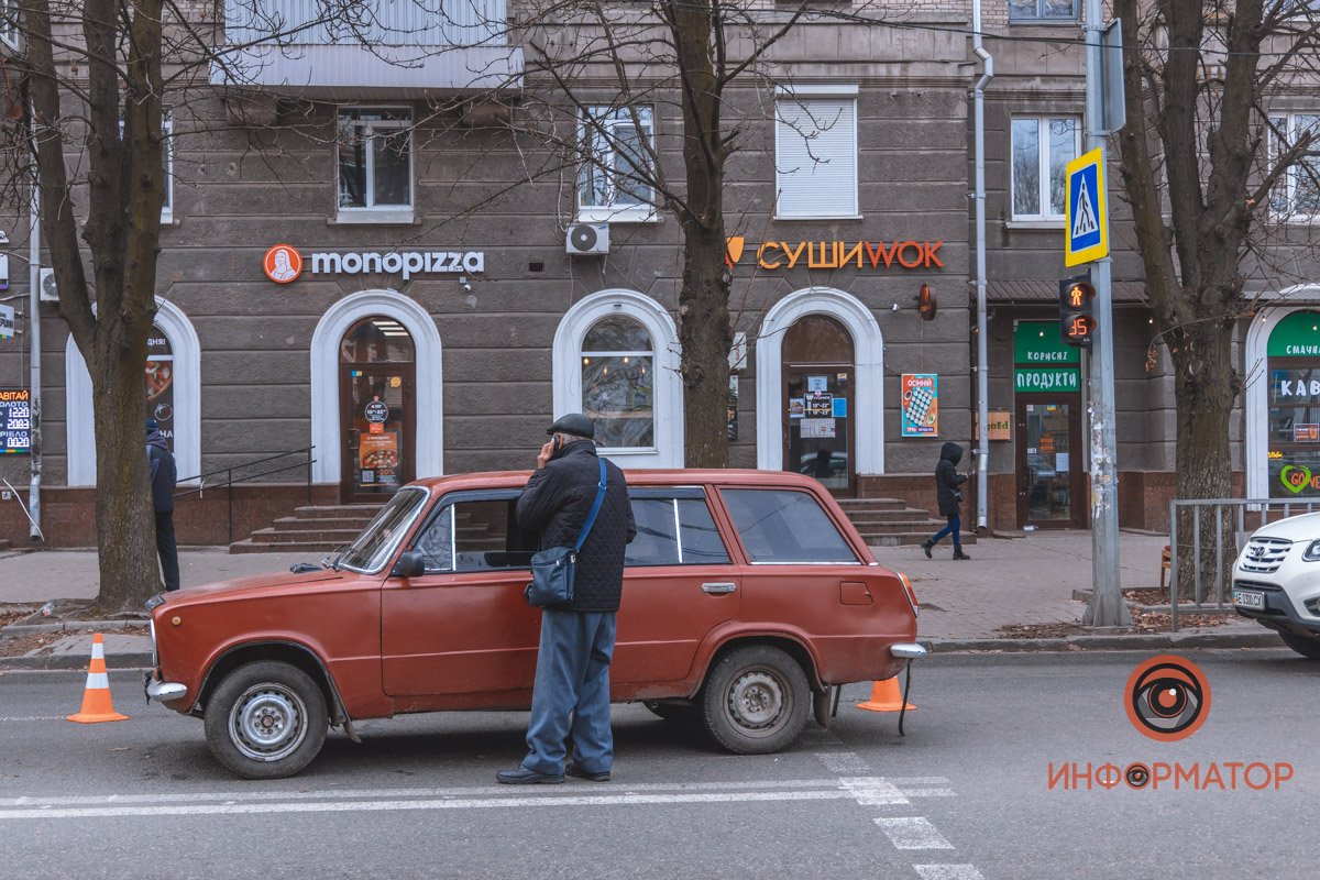 Машина стоит на проезжей части, движение не затруднено Машина стоит на проезжей части, движение не затруднено