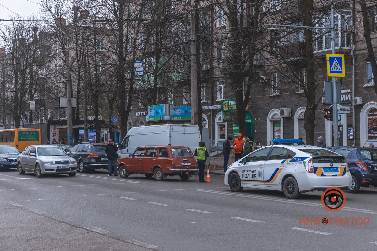 Полиция опрашивает свидетелей Полиция опрашивает свидетелей