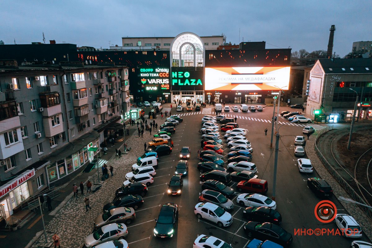 Елка из машин до самого входа в ТРЦ Елка из машин до самого входа в ТРЦ