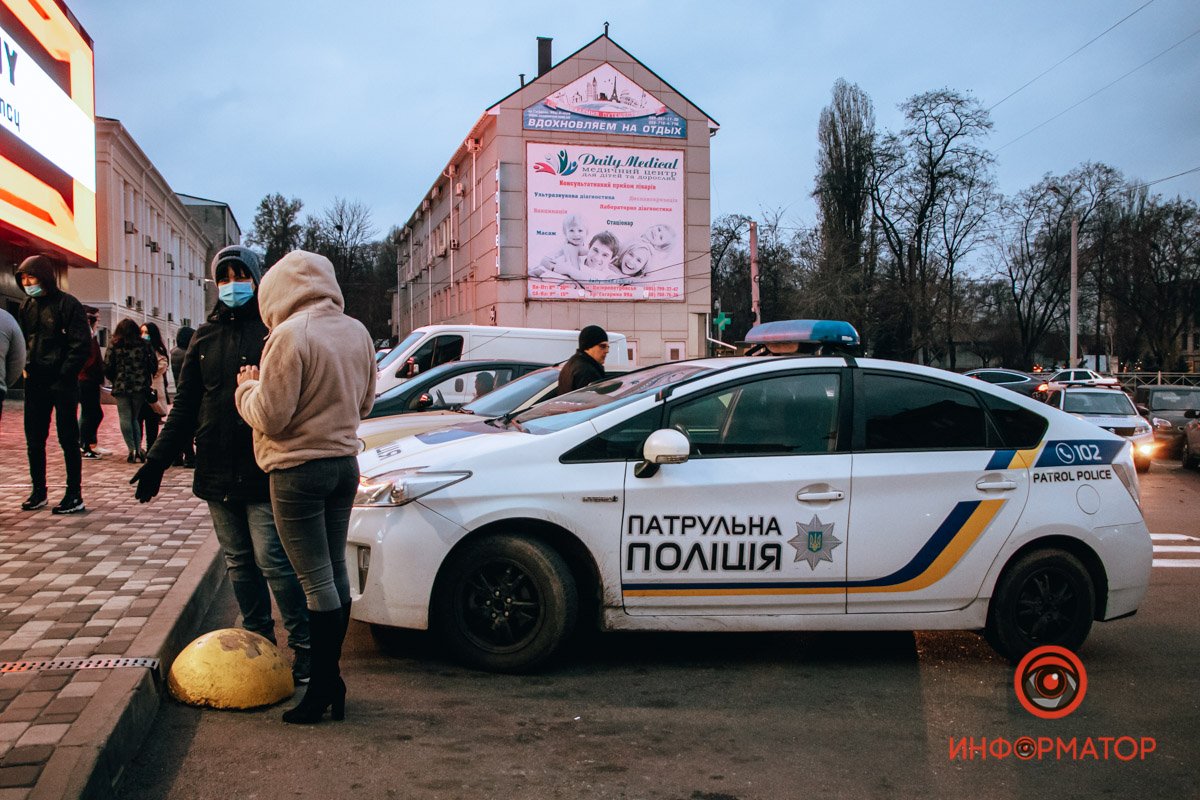 На место прибыли сотрудники полиции На место прибыли сотрудники полиции
