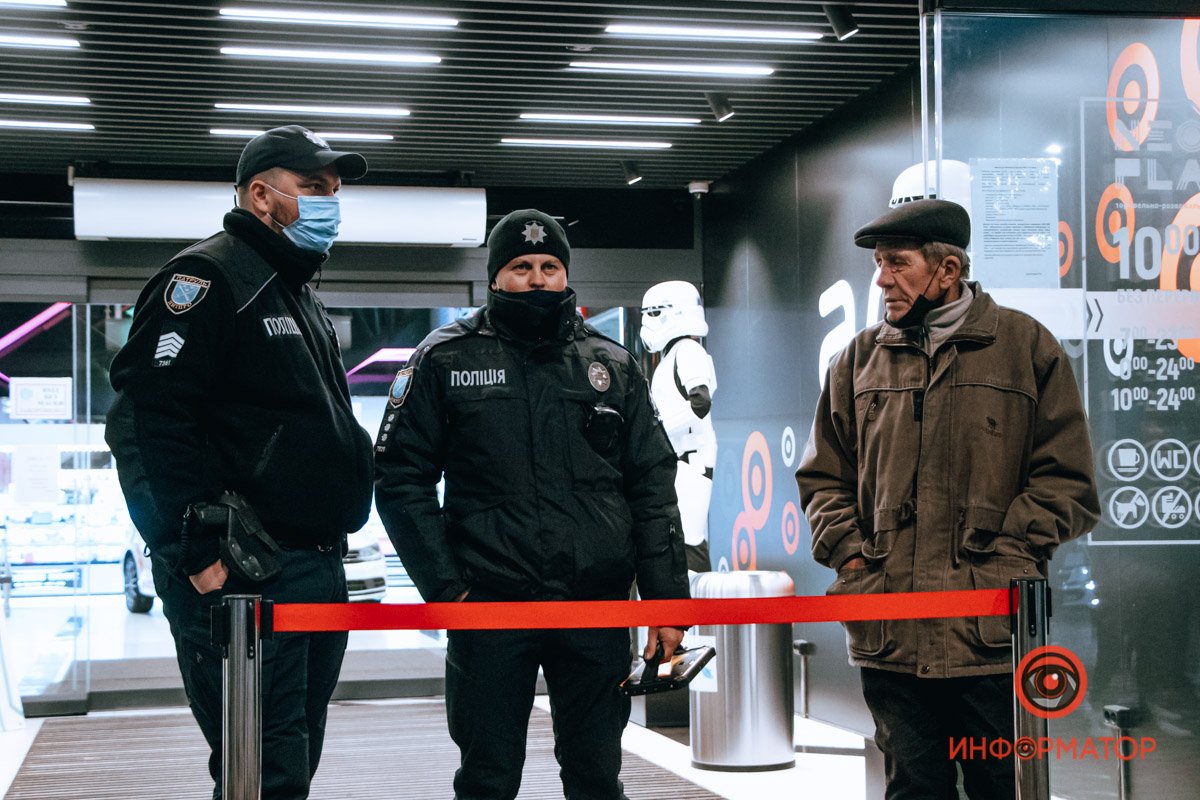 Полиция не пропускает посетителей Полиция не пропускает посетителей