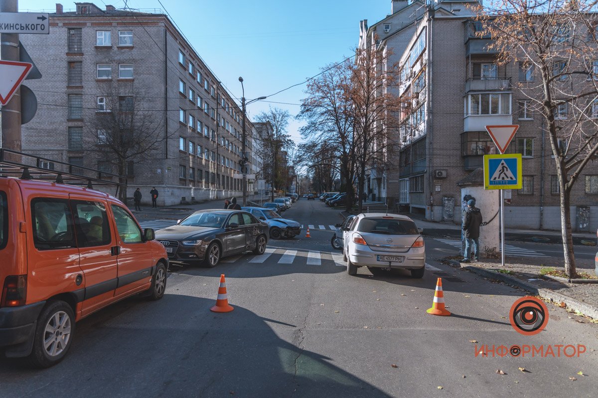 Во вторник, 16 ноября, на перекрестке улиц Моссаковского и Паторжинского случилась авария Во вторник, 16 ноября, на перекрестке улиц Моссаковского и Паторжинского случилась аварияВо вторник, 16 ноября, на перекрестке улиц Моссаковского и Паторжинского случилась авария