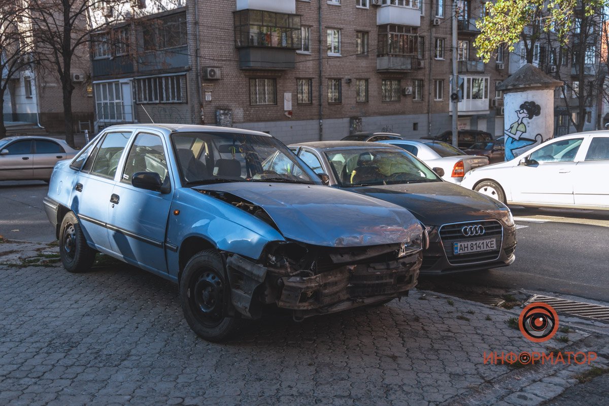 Здесь столкнулись 4 авто Здесь столкнулись 4 авто