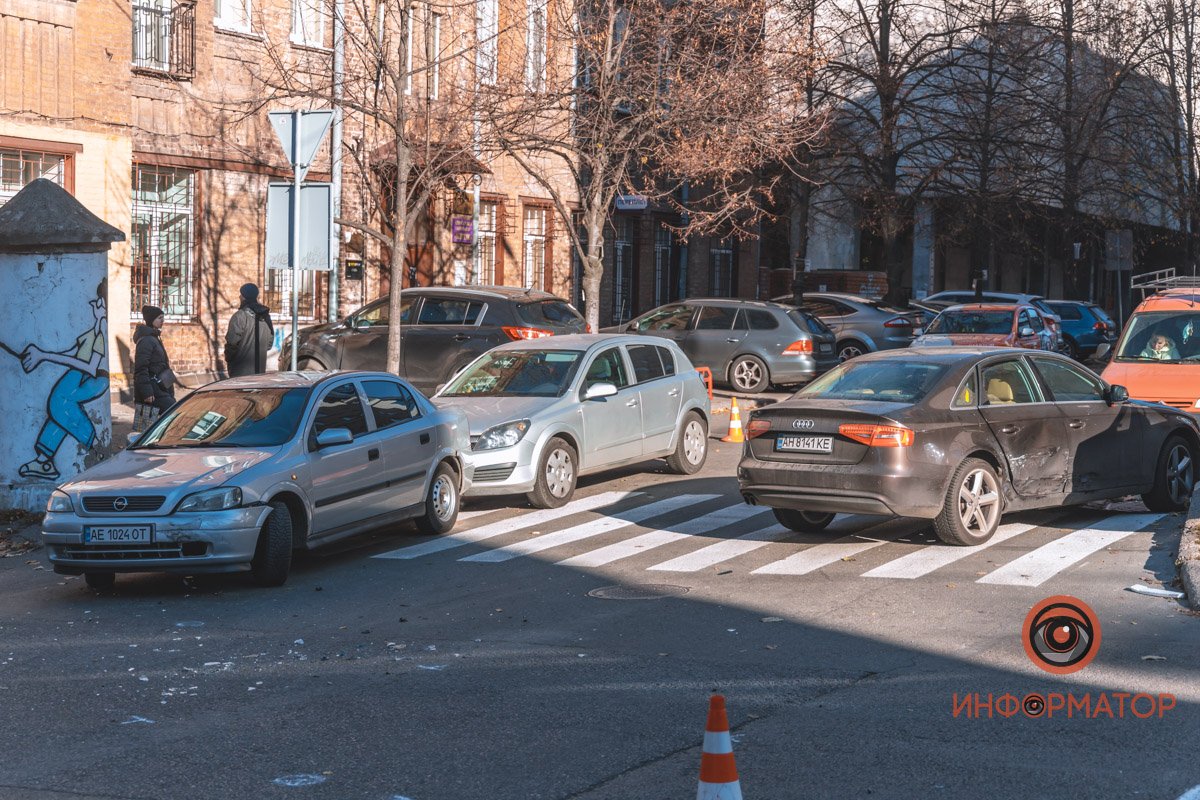 От удара Audi въехал в Opel, а тот столкнулся с другим Opel От удара Audi въехал в Opel, а тот столкнулся с другим Opel