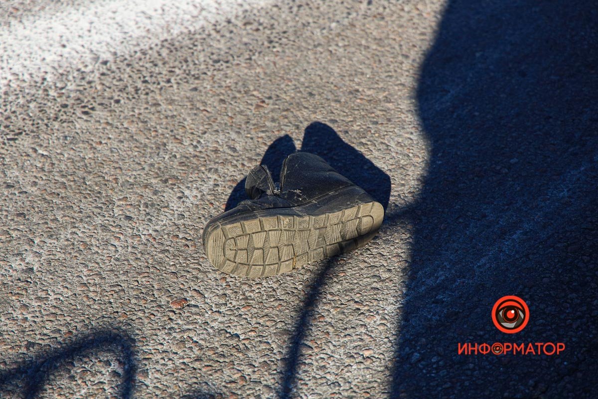 Она ехала на велосипеде по проезжей части 