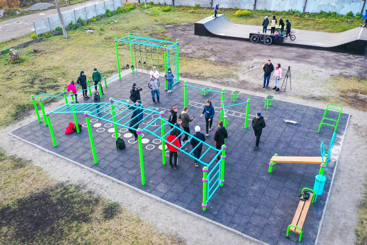 «Здоровая Украина»: в Верховцево установили 4 мультифункциональные спортивные площадки 1