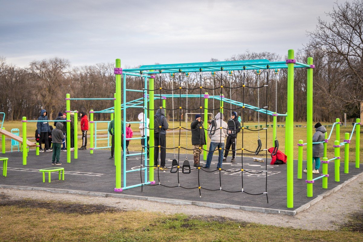 «Здоровая Украина»: в Верховцево установили 4 мультифункциональные спортивные площадки 2